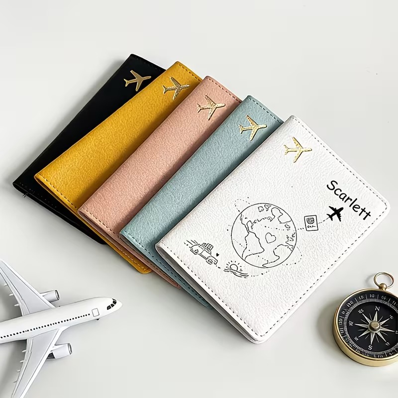 Travel Accessories Plane - 飛行機と地球のデザインが入ったカスタムネームテキスト付きパスポートカバー | 旅行やビジネスに最適なギフト、折りたたみ式、ミニマリストスタイル