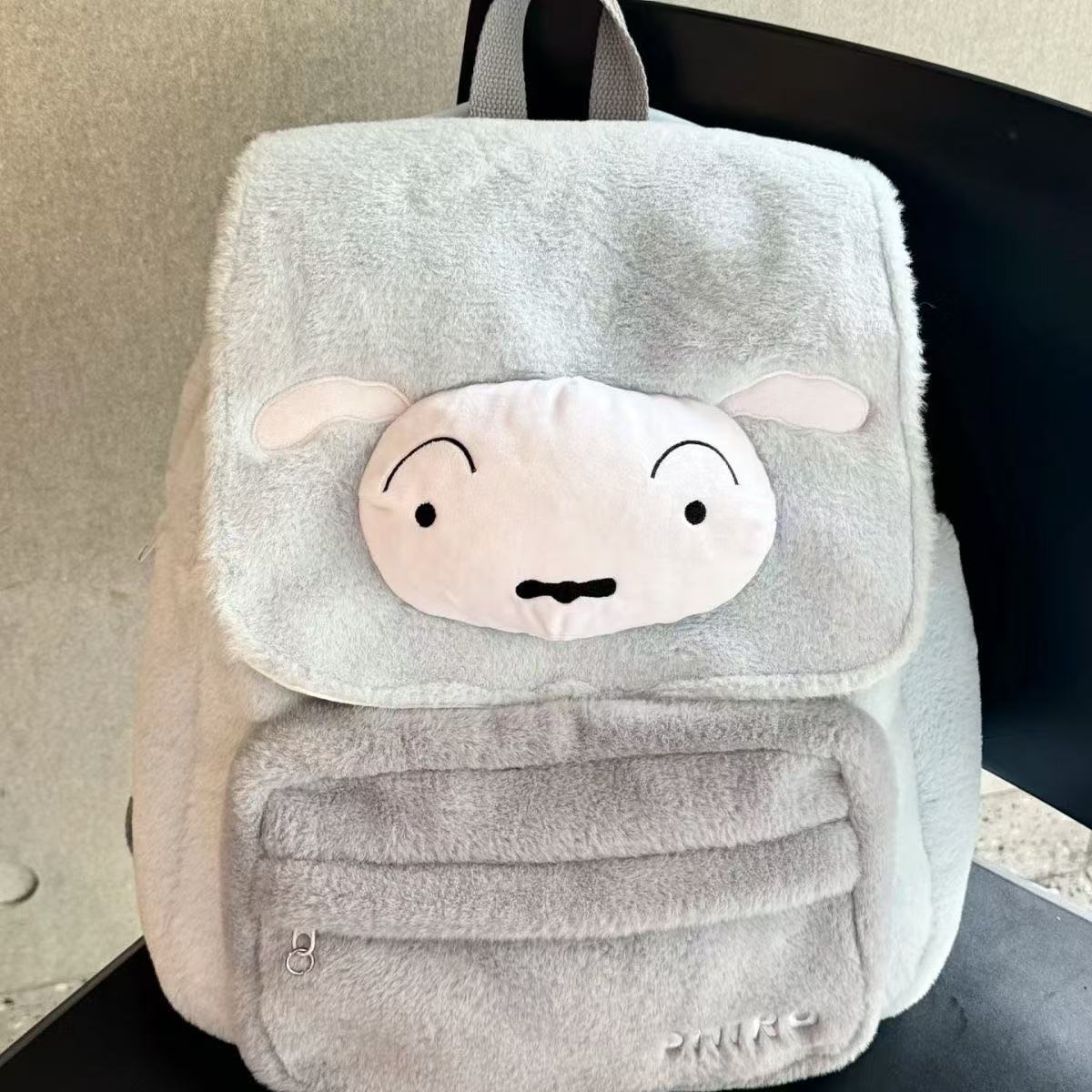 Travel Accessories Teens - アニメかわいいクレヨンしんちゃんシロぬいぐるみバックパック、かわいい羊のフラップ付きぬいぐるみスクールバッグ、柔らかいふわふわのトラベルリュックサック（女の子、ティーン向け）