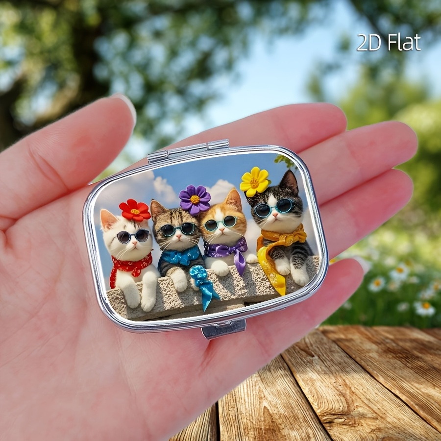 Travel Accessories As Gifts - フラットデザイン、かわいい猫柄のピルケース。薬を収納するための2つの独立したコンパートメント付き。家庭用、旅行用、またはギフトやパッケージ用のユニークなアクセサリーとして最適です。