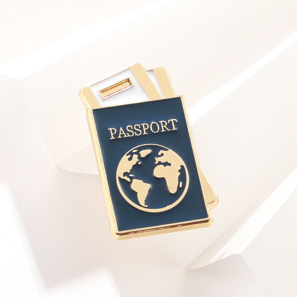 パスポート飛行機地球冒険旅行生活エナメルピンブローチ旅行パイ - Travel Accessories On Plane のレビューと価格